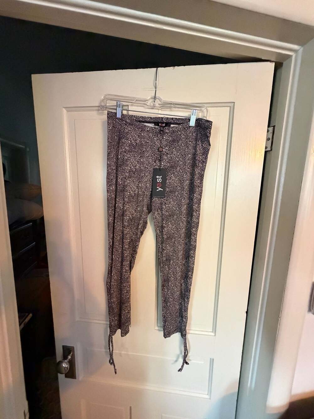 Yest Iza Vanilla/Black Ditsy Print Cropped Tie-Hem Pants